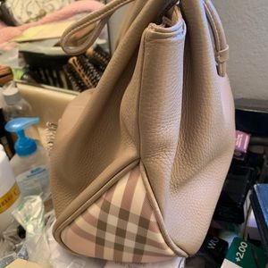 Pretty in pink Burberry 💯% leather bag 👜